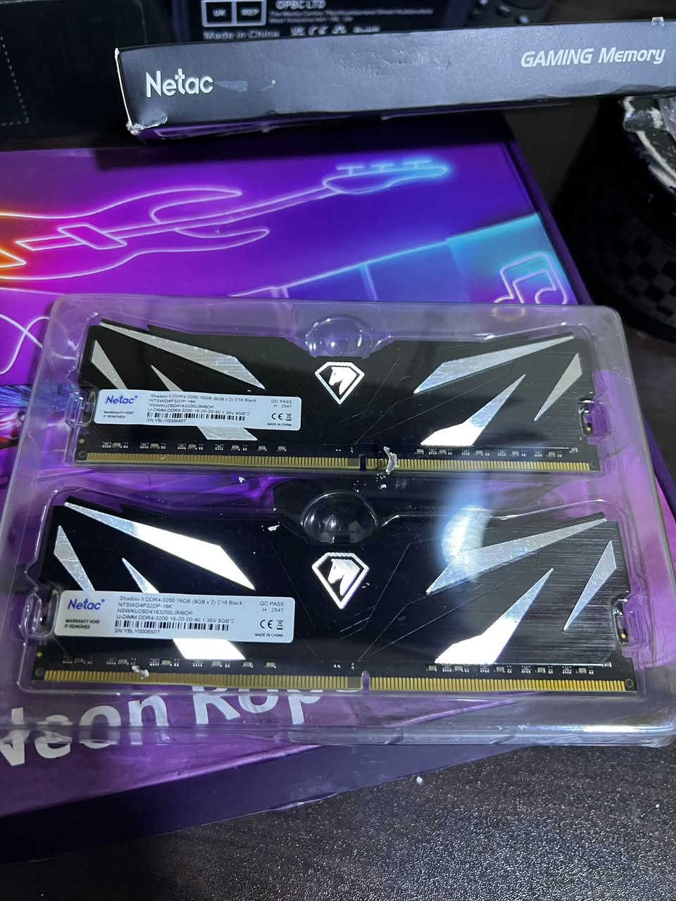 🛠️ المواصفات الفنية الكاملة (Specs):النوع والتوافق: ذاكرة من نوع DDR4 SDRAM مخصصة لأجهزة المكتبي (Desktop) ومتوافقة مع معالجات Intel و AMD.السعة الإجمالية: 16 جيجابايت تأتي على شكل قطعتين (Dual Channel) بحجم 8 جيجابايت لكل قطعة (8GB x 2).التردد والسرعة: 3200 ميجاهرتز (تبلغ حزمة النطاق العريض PC4-25600).التوقيت والزمن (Timings): زمن التأخير هو CL16 (بالتحديد 40-20-20-16).الجهد الكهربائي (Voltage): تعمل بجهد 1.35 فولت عند تفعيل ميزة كسر السرعة المستقرة.كسر السرعة التلقائي: تدعم تقنية Intel XMP 2.0 لتفعيل السرعة القصوى (3200MHz) بضغطة زر واحدة من لوحة الـ BIOS.التصميم والتبريد: مزودة بـ مشتت حراري مصنوع من الألمنيوم باللون الأسود لتشتيت الحرارة بفعالية والحفاظ على استقرار الأداء أثناء الألعاب والمهام الثقيلة.
جديد غير مستخدم 
للتواصل ***********
