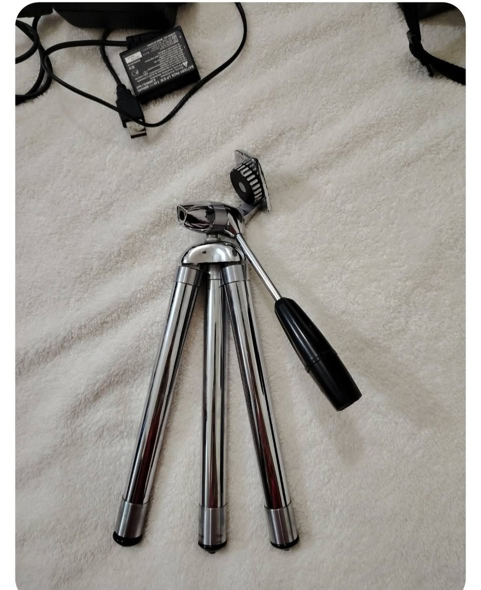 للبيع كاميرا Canon EOS 1100D بحالة ممتازة. 
​المجموعة تتضمن:
​الكاميرا: Canon EOS 1100D 
​العدسات: عدسة أساسية + عدسة Canon EF 75-300mm للزوم القوي (مثالية لتصوير البعيد).
​الملحقات:
​فلاش خارجي احترافي نوع Cobra CX150.
​شاحن بطارية Canon الأصلي (LC-E10C).
​بطارية Canon الأصلية.
ستاند تصوير Tribod
حقيبة canon الاصلية 
​كابلات التوصيل.
📍 المكان: كربلاء 
​المجموعة متكاملة وجاهزة . للجادين فقط، يرجى التواصل عبر الخاص للاستفسار أو المعاينة.
