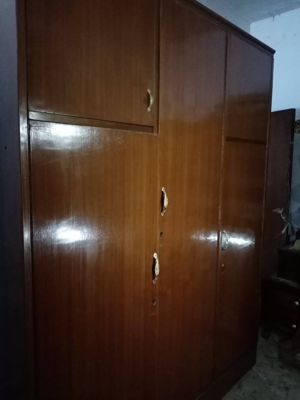 السلام عليكم. توفرت
1.. غرفه 6طابقين  شغل حطاطه  داخل سنديان خارج صاج... ظهر جرجوبه...
2.كنتور 3باب داخل خارج صاج ظهر جرجوبه ارتفاع 230سم..كل باب وحده.. 

3..كنتور 3ابواب ملحق شغل حطاطه كل باب وحده.

4..ميز مرايه شغل ثكيل صاج بورمي..

5..سرير نفر مكتبه مع كومدي..

6..تخت نفرين  دوشمه.. 

معلمين.. تواصل خاص او. اتصال . *********** بي واتس.
