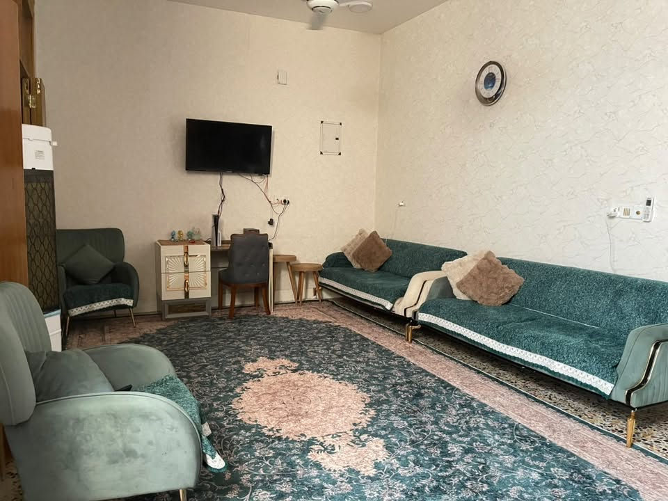 بيت للبيع مع الاثاث شارع الغسل ابو خستاوي قرب اسواق دره مساحه ١٥٠متر طابو زراعي سند٢٥ طابقين طباق الأول. استقبال صاله غرفه مطبخ صحيات طابق ثاني غرفتين صاله صحيات الرقم ***********
