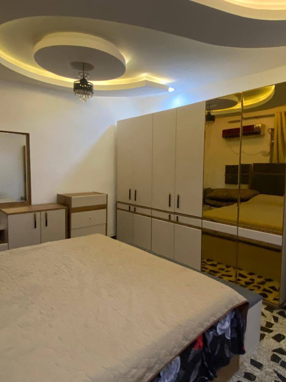شقة مؤثثة للايجار طابق اول تحتوي على غرفه وصاله ومطبخ وحمام +نت وكهرباء ومعزوله عزل تام موقعها في المنصور الداوودي تئجر لشاب مرتب او موظف الاستفسار ع رقم : ***********
