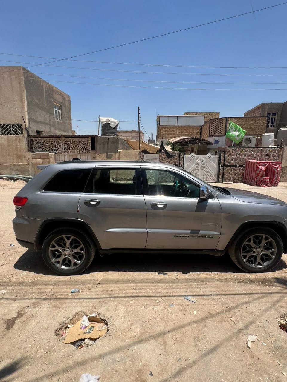 جيب لاريدو شعندك مروس 
موديل 17 
موصفات فول 1 ع 1 
ضربته تبديل بنيت 
صبغ جملاغات  
رقم ذي قار تحولي ثاني يوم 
مكان ناصريه قضاء شطره 
***********
