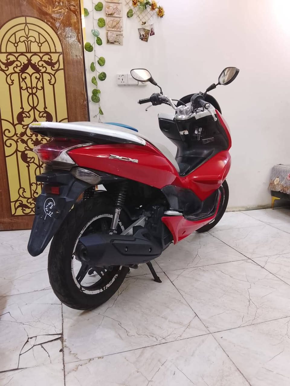 السلام عليكم pcx جيل أول ياباني
استان حساس 

دراجه ممشاها قليل 

مكينه بلادي مكفولة تنقيص تبخير نضوح مابيها فقط ملاحظات بلكفر 

شغل وطلع مكاني مدينة الصدر 

سعر ١٢٠٠ وبيها مجال أو مرواس بأحدث وفرق

***********
