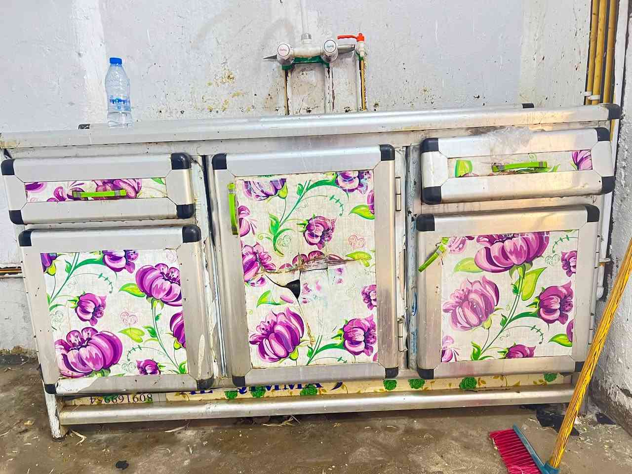 السلام عليمم غراض محل دجاج للبيع مثل مموضحات بالفيديو +++عربانه المكان بابل الشونلي ***********
