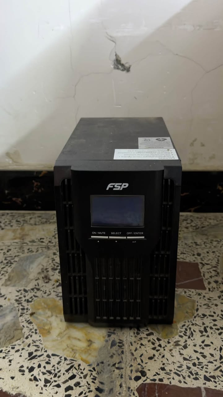 حاسبة للبيع مستعجل قيم سعر وادخل خاص

UPS :
النوع: FSP Champ Series 1000 (Online UPS).  
 السعة: 1000 VA / 900W.  
 الشركة المصنعة: FSP Group Inc.  
المنافذ والتوصيل: يحتوي على منافذ USB و RS-232 وثلاثة مخارج للطاقة (Output Sockets)

الحاسبة :

المعالج (CPU): Intel Core i5-9400F بتردد 2.90GHz.  
 كارت الشاشة (GPU): NVIDIA GeForce RTX 3050 بذاكرة 8GB VRAM.  
 الذاكرة العشوائية (RAM): سعة 16GB.  
 الكيس (Case): كيس Xigmatek أنيق مزود بمراوح RGB وزجاج مقسى.  

الشاشة :

    الحجم: 24 بوصة، مساحة العرض الفعلية 23.6”
* الدقة: 1920×1080 Full HD
* التردد: 144Hz
* زمن الاستجابة: 1ms
* نوع اللوحة: TN
* سطوع: 300 cd/m²
* FreeSync: موجود
* المنافذ: DisplayPort + منافذ HDMI، ومخرج سماعة 3.5mm
* VESA: 100×100mm
* السماعات: مدمجة 2W × 2 

رقم تليفون : ***********
