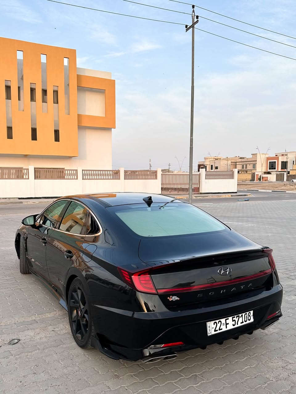 السلام عليكم
سوناتا فئة N line للبيع ..
الموديل: 2022
المحرك: Smartstream 2.5 T-GDi Turbo
نظام الدفع: FWD – دفع أمامي
القير: ثمان سرعات دبل گليتش 

ميكانيكيًا :

* محرك 4 سلندر 2.5 لتر Turbo GDi
* القوة: 290 حصان
* القير 8 سرعات Wet DCT
* نظام دفع أمامي FWD
* شفتات خلف المقود
* نظام قيادة رياضي مع أوضاع قيادة متعددة
* Launch Control
* نظام توجيه كهربائي رياضي سريع الاستجابة
* تعليق رياضي مضبوط
* تعليق أمامي MacPherson
* تعليق خلفي Multi-Link
* مكابح رياضية مطوّرة أقراص أمامية كبيرة مع تبريد وأداء محسّن
* ويل رياضي 19 إنش
* حجم التاير 245/40 R19
* نظام عادم رياضي وصوت محرك رياضي
* شاصي وتعليق معزز لتحسين الثبات والتحكم.

المواصفات الداخلية :

* شاشة عدادات رقمية LCD
* شاشة وسطية كبيرة للمعلومات والترفيه
* Apple CarPlay
* Android Auto
* شحن لاسلكي للهاتف
* تشغيل بصمة
* دخول ذكي
* ناقل حركة إلكتروني
* تحكم بالمكيف من الكونسول الوسطي
* تحكم صوتي ومكالمات من المقود
* مقود رياضي خاص بـ N Line
* مقاعد رياضية بتطعيمات N Line
* تطريزات حمراء رياضية
* دواسات ألمنيوم رياضية
* فرامل يد إلكترونية EPB
* Auto Hold
* فتحات تكييف للصف الثاني
* تكييف أوتوماتيكي ثنائي المناطق
* مرآة داخلية أوتوماتيكية التعتيم
* إضاءة داخلية LED
* مقاعد أمامية كهربائية ومدفأة
* بانوراما
* نظام سماعات BOSE بـ12 سماعة 

أنظمة الامان :

نظام تحذير من الاصطدام امامي
نظام التحذير ومساعدة البقاء على المسار
* نظام مراقبة انتباه السائق
* كاميرا خلفية
* ABS
* نقط عمياء بالمري 
* Traction Control
* حساسات ضغط الإطارات
* وسائد هوائية متعددة

الضرر :
السيارة وارد امريكي فقط البنيد والدعامية الأمامية صبغ الباقي كفالة

مكان السيارة البصرة التنومة 
للاستفسار *********** أو
***********
