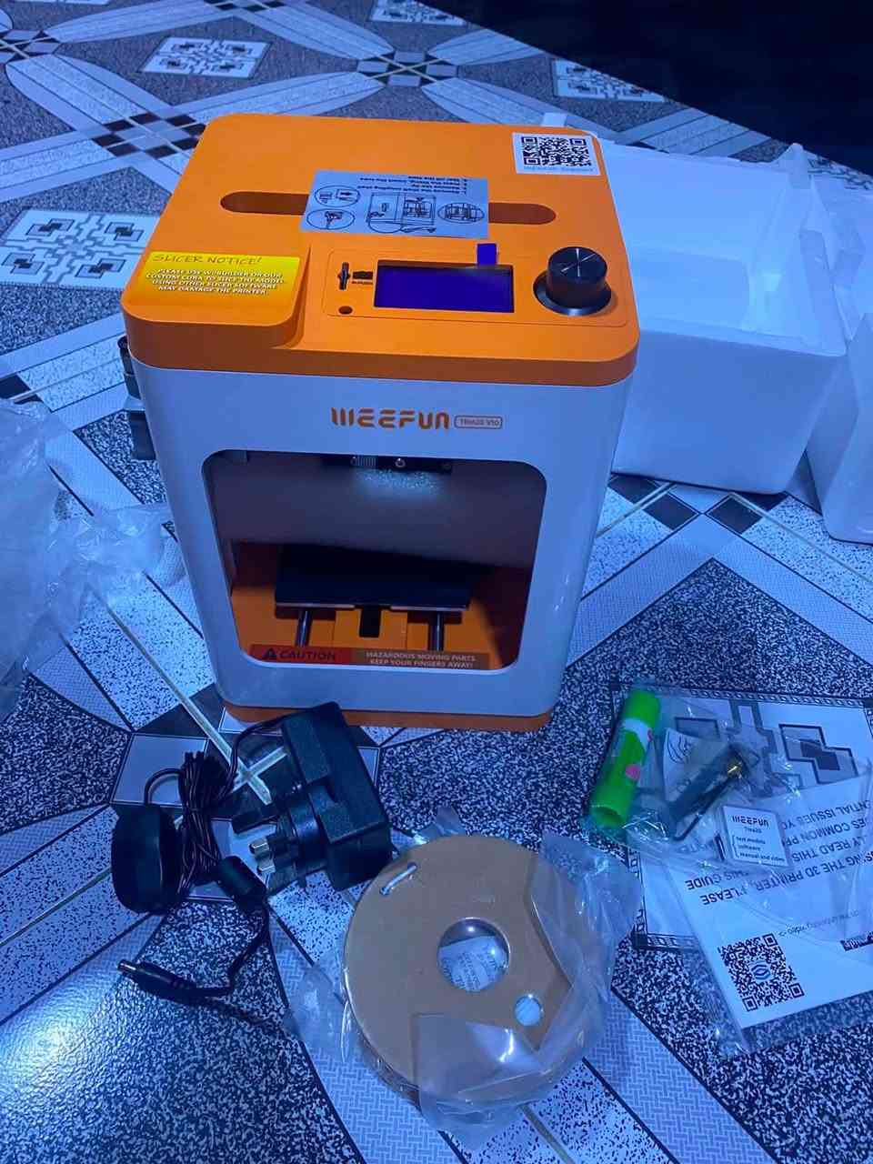 طابعة مجسمات 3D V10للبيع جديد بالكارتون 
***********
