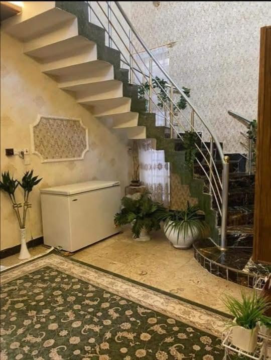 السلام عليكم يوجد بيت كامل للايجار   مساحته ٣٠٠ متر يتكون من خمس غرف جديده مع صحيات عدد ٢ وصالتين كبيرات البيت يتكون من طابقين 
الموقع البصره الطويسه  قربب على الشارع العام 
للايجار فقط شركه او مكتب للاستفسار الاتصال على ‭
‭ ***********‬ ‭
