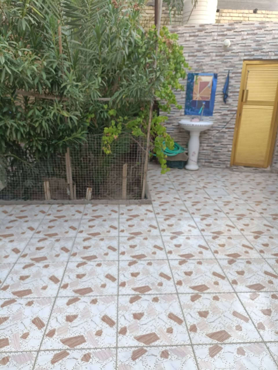 دار للبيع. خنيطله قرب مدرسة الهدى للبنات  طابو صرف باسمي  تحويل ثاني يوم.... مساحة 250، متر.  خدمات فووول تبليط مجاري ثفيلة وخفيفه  ارصفة. 
يحتوي عل غرفتين صالتين ستقبال كبير مطبخ حمام داخلي وخارجي  ساحة كبيرة حديقة 
سطح شتايكر وارش   مخزن 

الاستفسار.   ***********   واتساب 
اتصل وخادمك.    اني ابو البيت
