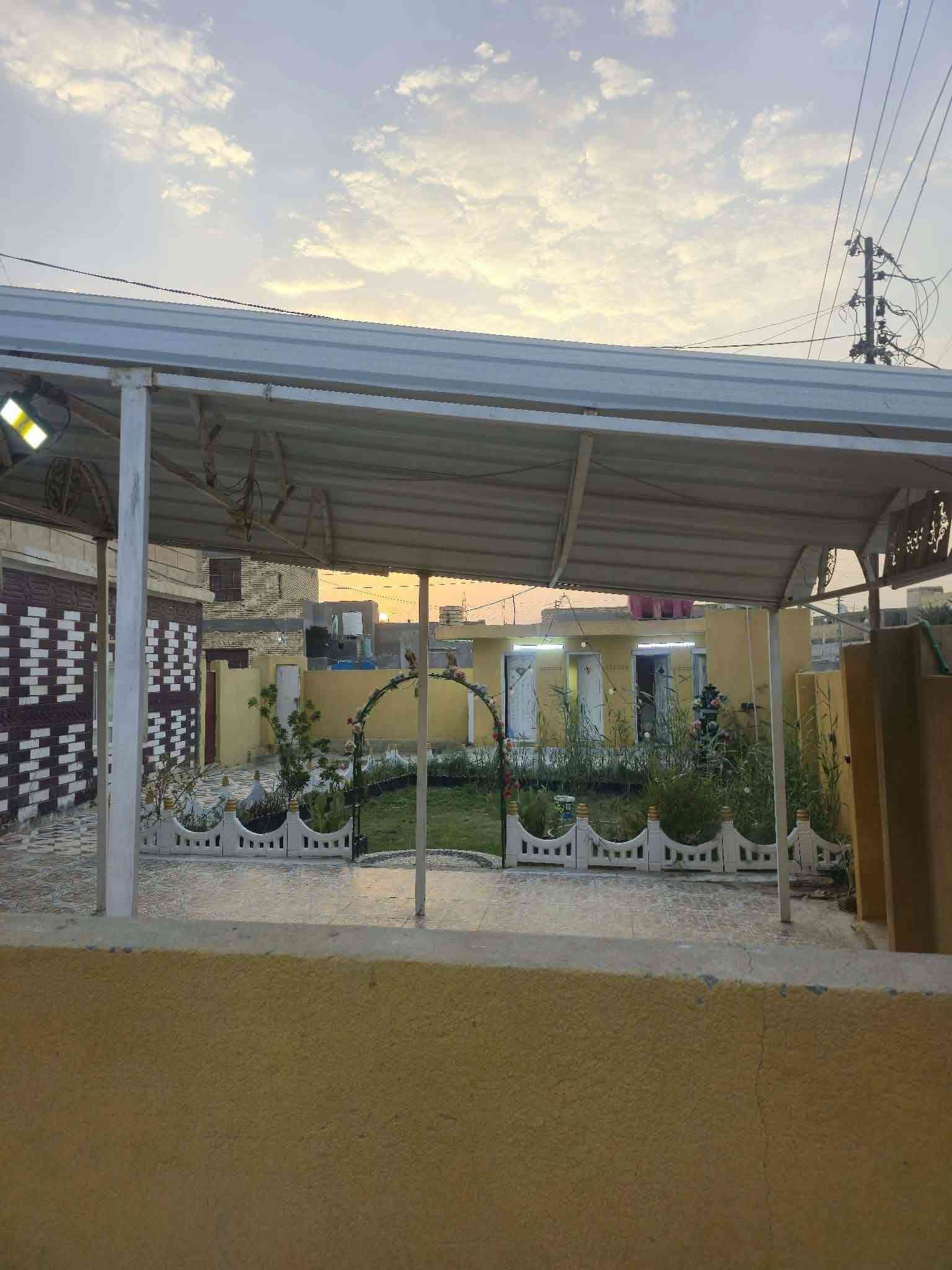 السلام وعليكم
بيت للبيع   مساحت البيت الكلي 1600+داخل 5 قطع البيت طابقين الطابق  ثاني كامل 

مشمول بل طابو عرض الشارع 19

ع طريق ابو لماش يم سايدين جدد يبعد عن سايدين 75م

الديوانيه         14

 الغرف الطابق لاول وثاني عد.5.         5/4

المطبخ.                 5/4

الحمامات داخلي وخارجي عدد9

الصاله       14/4

باقي.   ستفسار ع رقم الهاتف 

***********
