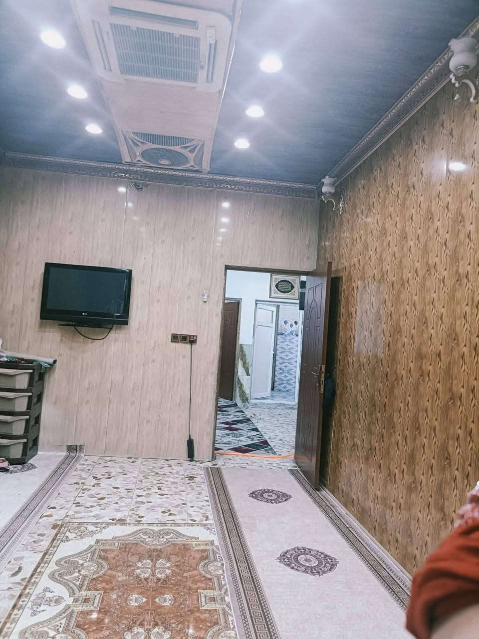 بيت لبيع واقع حال كفائات العبيدي مساحه 120متر بنا حديث قرب شارع 50السعر 45رقم الهاتف ***********
