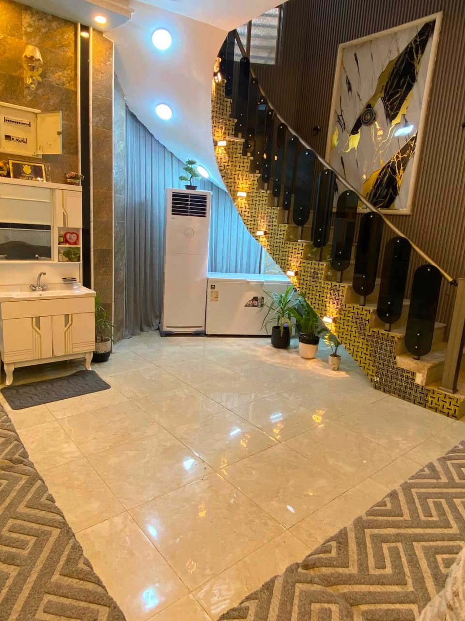 بيت للبيع طابو صرف 
المساحه ١٥٠م
 الواجهة ٧ونص والنزال ٢٠
 كونكريت مسلح الطابقين
 الطابق الأول يتكون من كراج سياره كبير واستقبال ومطبخ وصاله ومنور وغرفه نوم كبيره وصحيات داخليه وخارجيه 
الطابق الثاني يتكون من غرفتين نوم وصاله وصحيات وسطح 
الطابق الثالث سطح ع كبر البيت
الديوانيه حي الزهراء نزله العلوه القديمه او نزله السكراب قريب ع الشارع العام الرئيسي المنطقه كامله من الخدمات تبليط وماي ومجاري ومدارس
مطلوب اسكان ٤١ ونص والتسديد ٢٨٥ الف
اذا تريد الاثاث ينباع مع البيت 
للاستفسار واتساب او الاتصال على الرقم
*********** 
(خاص ماعندي)
