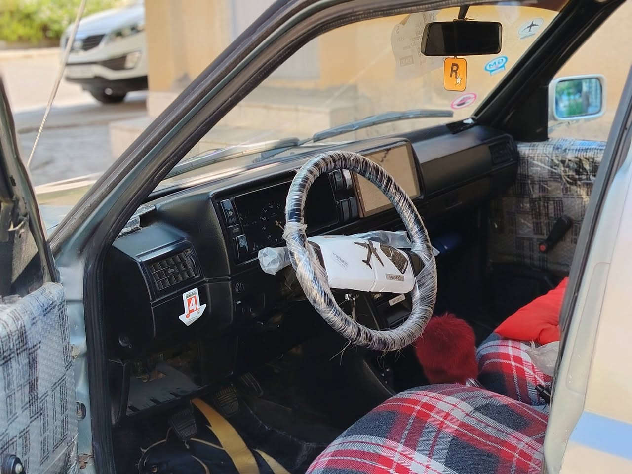 گڵف GTI 
مۆدێل 1988
گێڕو مەکینەی بیلاد جیتا 
مەکینە 18 و 6گێڕ 
ئاڕم پلاستیک سلێمانی 
شاشە ئایپاد و ئێمری فایەر 
کارەبای و ناوگێچی کامل ئیش ئەکات 
چوار تایە و ویلی BBSی لەژێرە 
مەسرەفی هیچ تیا نیە
نرخ:20گەڵا
شوێن سلێمانی 
ڕەقەم:***********
