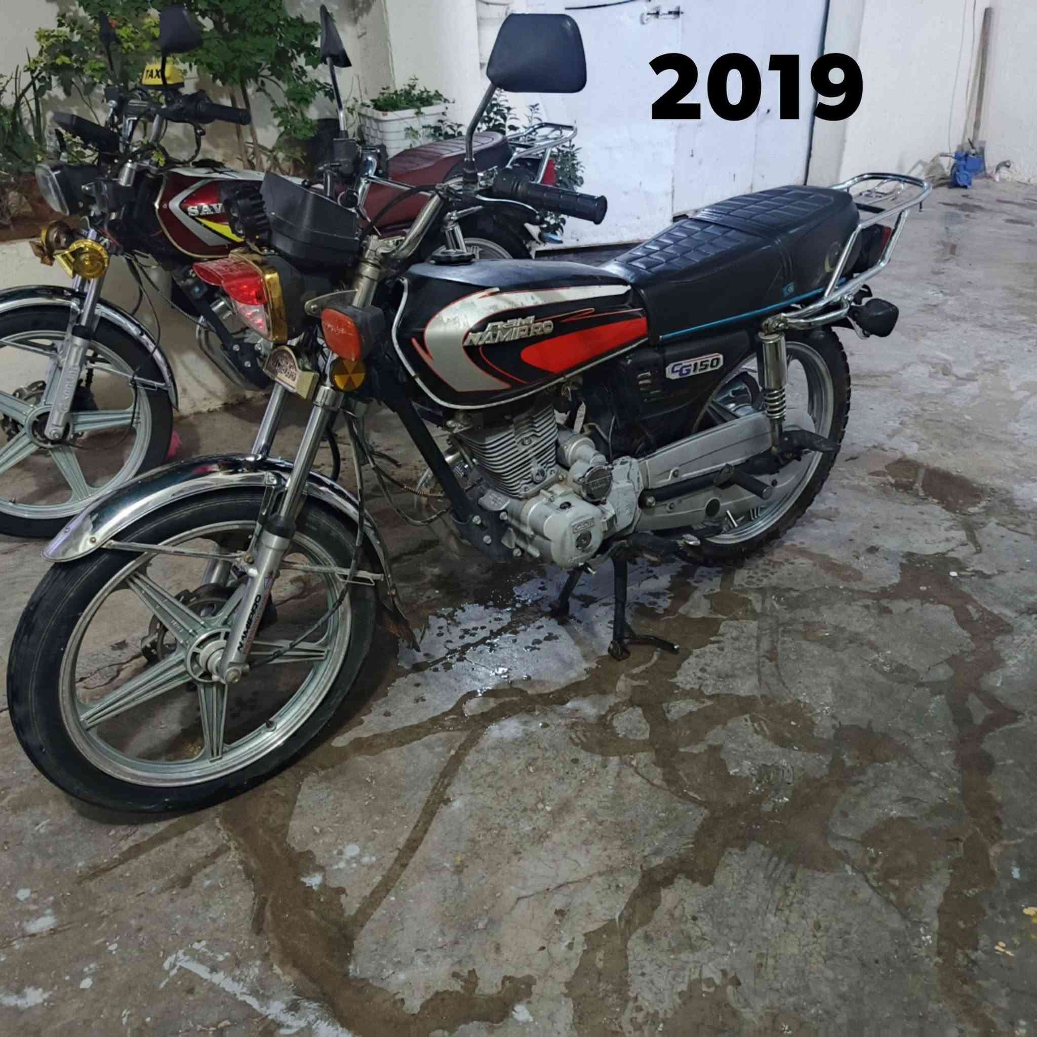 متطورة للبيع أسود نامي برو أي عيب ما بها موديل 2019 متطور أحمر سافين أول باب أي عيب ما بها موديل2020 ***********  سعر الخاص

نص مكتوب في الصور:
- 2020
- 2019