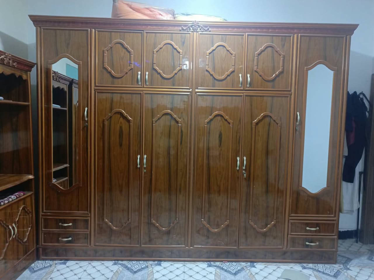 غرفة نوم • نظيفه ٩٥٪ • مجال للشراي
