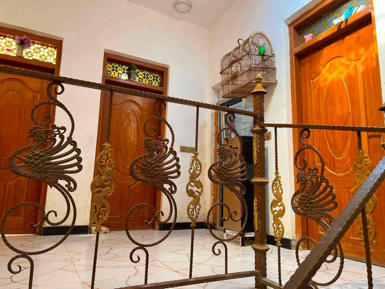 السلام عليكم بيت 🏠 طابو صرف 100 متر طابقين
المكان ناصريه تضحيه حي الكرامه نهايه شارع العياده 
بناء جديد عوزه ترتيب بصيط صبغ فقط 
يتكون طابق اول كونكريت من 
استقبال صاله غرفه مطبخ منور حمام داخلي صحيات خارجيه 
طابق ثاني عكاده غرف 2 +غرفه مسويه مخزن حمام داخل الصاله 
بيتونه صطح شتايكر 
ثالث فرع رابع بيت عن تبليط كامل خدمات 
135وبي مجال 
تواصل وستفسار اكثر 📞 
***********
