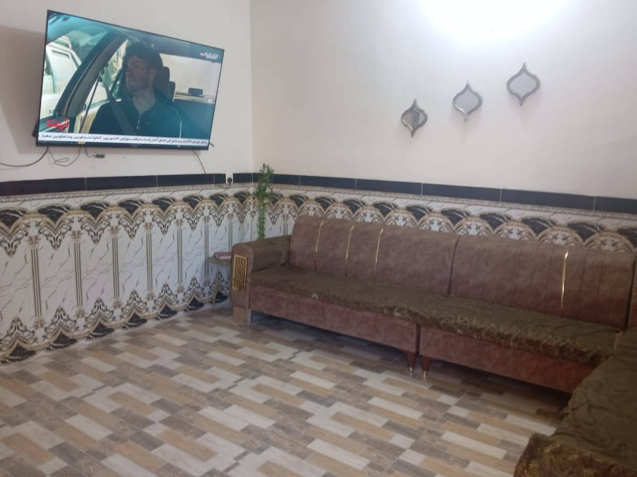 السلام عليكم للبيع دار المساحه 100 متر 

واجهه 10 ونزال 10 يحتوي ع ستقبال ومطبخ حولي غرفتين نوم ...
صنف العقار طابو زراعي سند 25

الموقع الراشديه منطقه البحيات قرب جامع ابو غازي..

خدمات كامله تبليط 

السعر 65 .للاستفسار اتصل ع ***********
