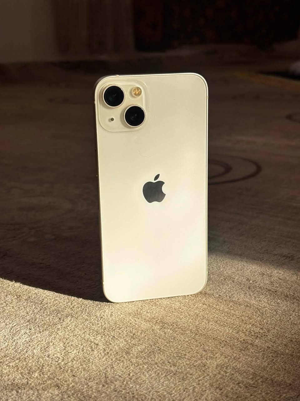 سلام عليكم عندي iphone 13 عادي يجي ويا الكارتونه الاصليه والكڤر والجهاز بي لصقه حمايه للشاشه عمر بطارية 70% ملاحظه:(هذا الجهاز جايبه من امريكا) 
سعر:350ألف(بي مجال بسيط)
مكاني:دهوك
الرقم:***********
