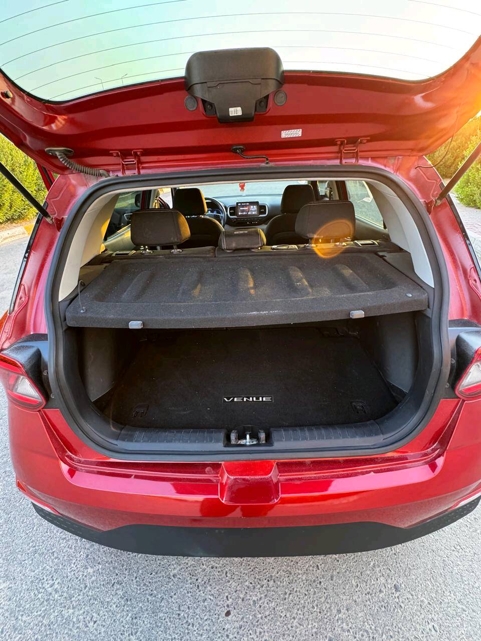 🚗 للبيع: هيونداي فينو (Hyundai Venue) موديل 2023 - فول مواصفات 🚗
سيارة قمة بالنظافة، اقتصادية جداً، ومجهزة بجميع مواصفات الراحة والأمان، جاهزة للاستخدام والتحويل المباشر.
أبرز المواصفات:
الموديل واللون: 2023 - أحمر مميز.
المحرك والقير: 4 سلندر سعة 1.6L اقتصادي جداً مع قير أوتوماتيك ناعم.
الشاشة والتقنيات: شاشة وسطية تدعم آبل كاربلاي وأندرويد أوتو + عدادات ديجيتال بالكامل.
المقصورة: مقاعد جلد وقماش مميزة بحالة الممتاز.
أنظمة الأمان: تنبيه النقطة العمياء، نظام كشف المسار، مانع تصادم، وكاميرا خلفية مع خطوط توجيهية.
الإضافات: تشغيل بصمة، دخول ذكي، ويل أوفر 17 إنش، سكك سقف، ومثبت سرعة.
الحالة والضرر:
صبغ بنيد فقط (حادث سطحي بسيط).
كفالة شاصي، لغود، وأيرباجات سليمة.
بشرط الفحص (مكينة، قير، كهرائيات).
السعر والتواصل:
السعر المطلوب: 130 ورقة ($13٫000) - وفيها مجال بسيط للجادين بعد المعاينة.
كفالة رقم 15 ورقة.
المكان: [اربيل]
للتواصل: [***********] / يتوفر واتساب.