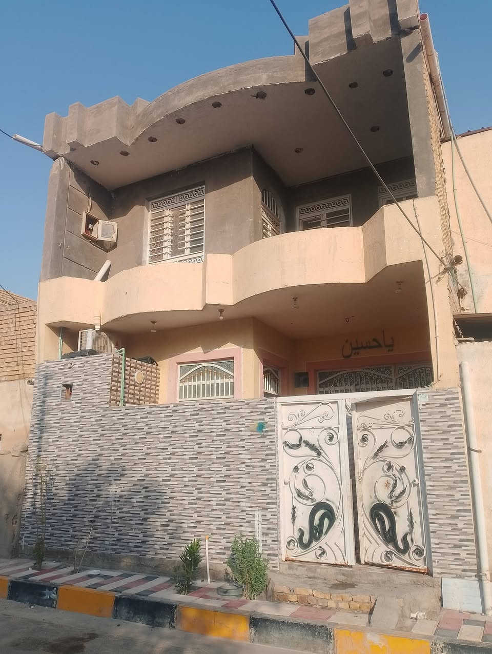 السلام عليكم
🏠 بيت للبيع في سوق الشيوخ - الحي العسكري

شارع المستوصف ويدخل أيضاً على شارع سيد جواد  المنطقة مخدومة بالكامل وقريبة من الخدمات والمرافق الأساسية

📐 المساحة الكلية: 100 متر

 طابو ملك صرف (سند جاهز للتحويل)

 طابقين (بناء نظيف وجديد )

التصميم الداخلي والمرافق:

🛏️ غرف النوم: غرفتين نوم  وحده فوك ووحده جوا + مخزن صغير

صالتين فوك وجوه

وديوانيه + بلكونة مطلة + سطحين 

🚿 الخدمات الداخلية: مطبخ ومجموعات صحية متكاملة.

💵 السعر: [ 80 مليون  ] 

للاستفسار عن البيت 

📱 رقم الهاتف: ***********
بي واتساب

