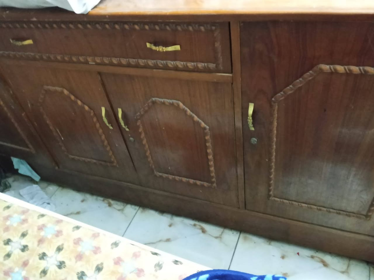 السلام عليكم  غرفة للبيع مابية كسر بس صبغ تحتاج بدون صوماية ب 170الف مكانة حي تونس ***********
