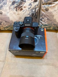 سوني a7 iii نظيف جداً  نظافه ٩٨٪؜ بدي  عدسه ٥٠ ملم جي ماستر ١.٨  استخد...