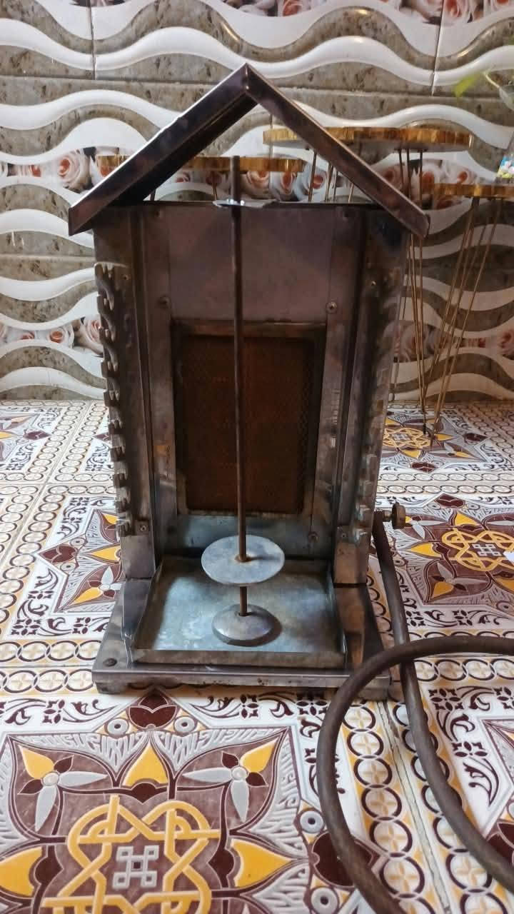 هذه الصورة تعرض شواية كص (شاورما) منزلية صغيرة تعمل على الغاز ومصنوعة من الفولاذ المقاوم للصدأ (الستانلس ستيل).وكافه المشاوي ومفيده للسفرات سعرها ٤٠ ويوجد توصيل

