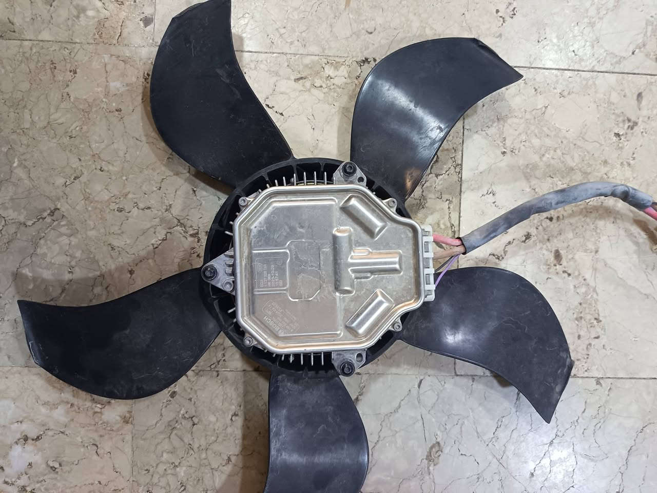 السلام عليكم مروحه + ماطور دورنكو عاصفه للبيع السعر ٣٠٠ الرقم *********** بغداد حي القاهرة
