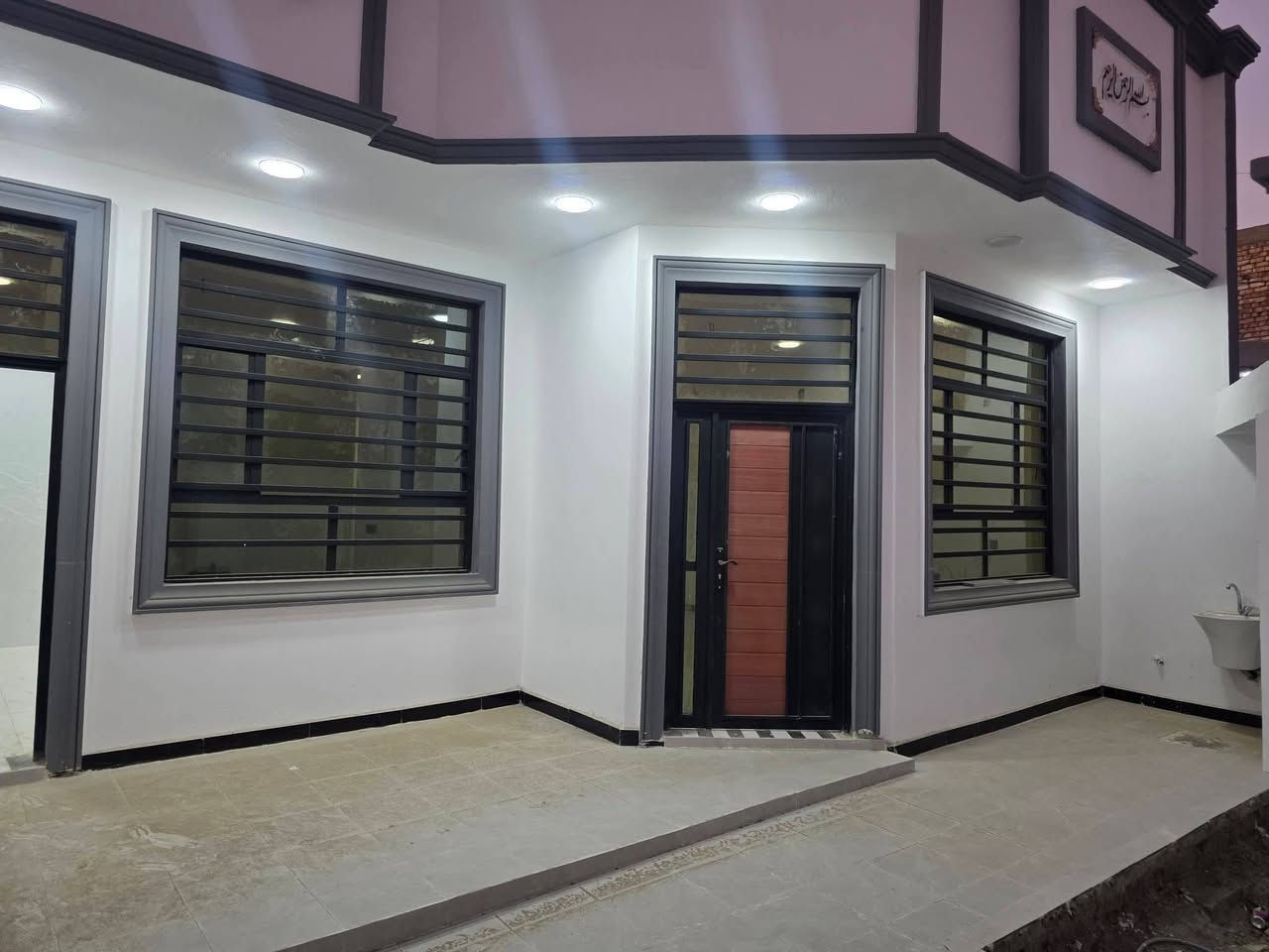 السلام عليكم دار سكن للبيع حديث البناء درجة اولى غير مسكون في الكوت منطقة حي الحكيم نزلة الوائلية بالقرب من شارع الصب مساحتة 180م البناء طابوق درجة اولى والسقف صب مسلح والارضية والجدران سيراميك ويتكون البيت من غرفتين نوم وصالة واستقبال ومطبخ وصحيات داخلية وخارجية وكراج وحديقة ومرقم من قبل البلدية السعر 68 وبي مجال الاستفسار الاتصال على هذا الرقم ***********
