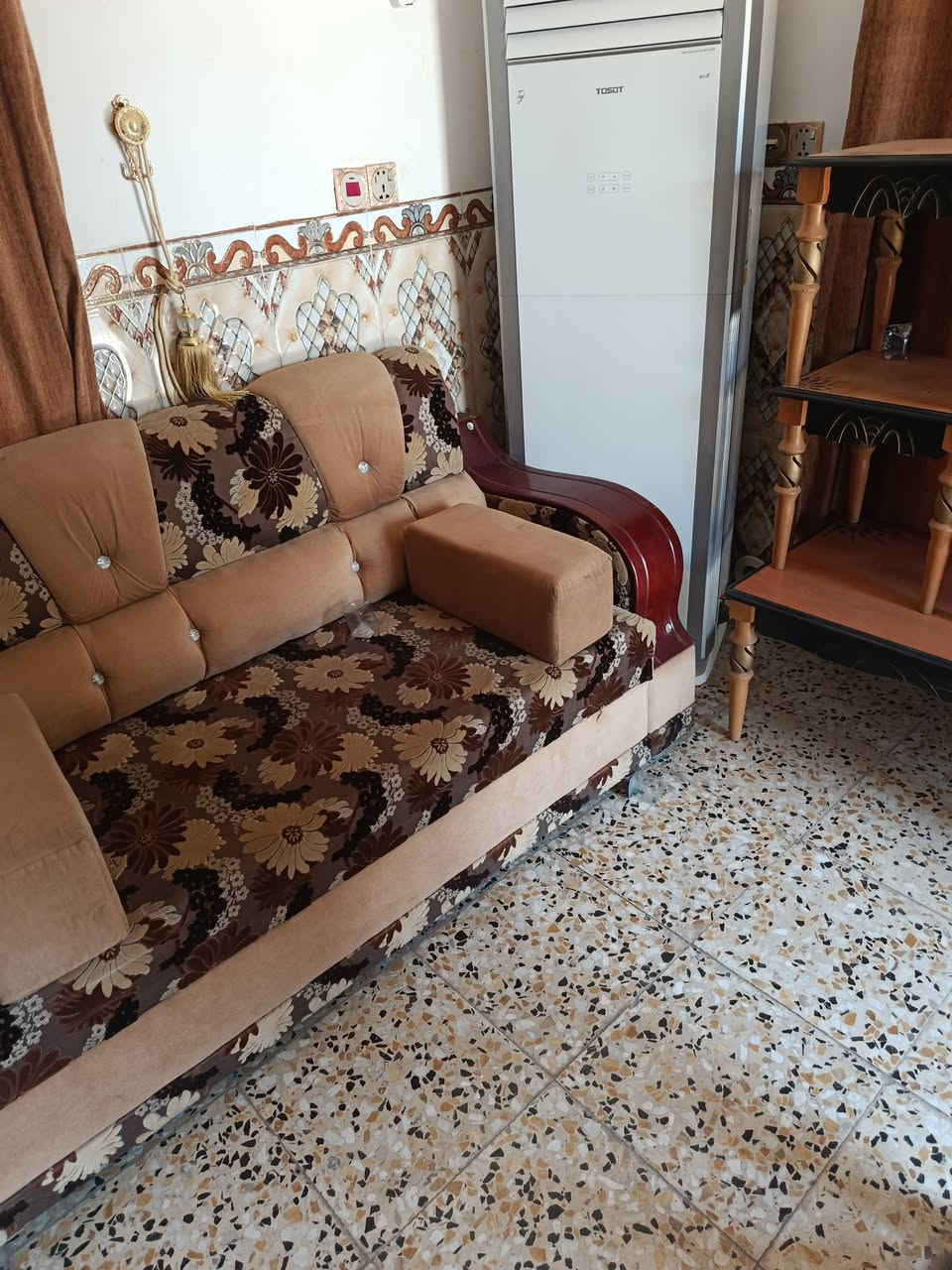 متاح للبيع ديوان تسكام عراقي  18 متر بعده جديد مامستخدم ونضيف لونه مثل ما واضح ب صور مكانه حله قرب معمل الغاز للاستفسار اكثر خاص او اتصل ***********

