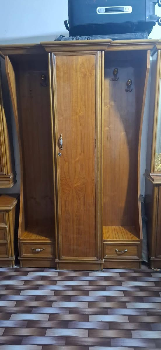 السلام عليكم غرفة اخشاب للبيع السعر مليون و600 الف
الرقم ***********
