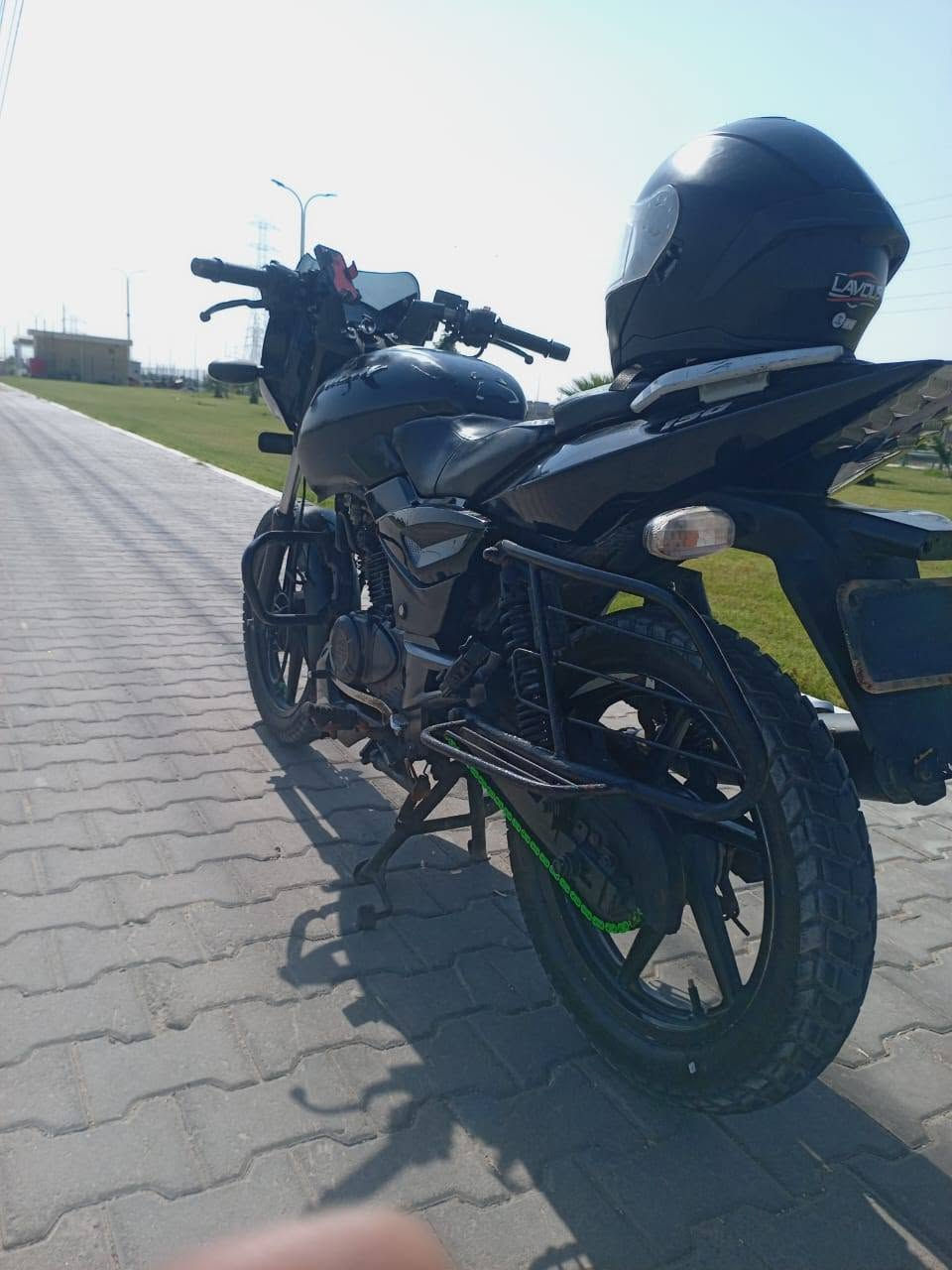 السلام عليكم
بولسر باجاج هندي للبيع محرك150cc بيها خيط تبخير قليل 
موديل 21 سنويه تحويل ثاني يوم 
الدراجه نضيفه بيها نواقص قليله اليجي اكله عليهن وبخدمته 
***********
السعر 1.550
وبيها مجال الشراي بخدمته

