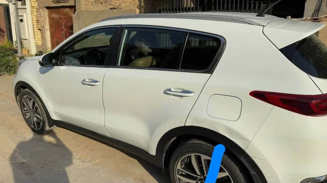 السلام عليكم 
سبورتج ٢٠ خليجي بيها بارد باب السايق وطخه اسفل قبق البانزين 
حساسات امامية خلفية 
كشنات جلد 
مري شفط 
السيارة ماشية ١٣٢ الف كيلو 
رقم بغداد مكاني بغداد الدورة 
السعر ١٧٢ وبيها مجال 

***********
