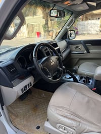 باجيرو حبتور موديل 15مكفوله بيهه بارد بصيط بس بيهه سونر سياره تخم تاير...