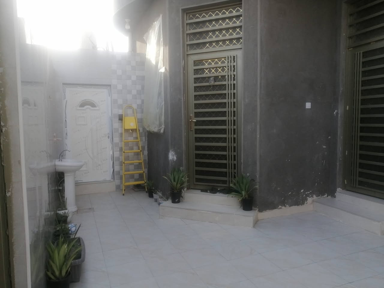 بيت للبيع في الجربوعية 5000
 المساحة 200متر طابق واحد  ونص  يتكون من غرفتين نوم وصالة ومطبخ حار وبارد  وبراني ومجمعات صحية داخليه وخارجية  سنة البناء 2024 مطلوب أسكان 58 مليون الفصد الشهري 332 الف شهريا للاستفسار ***********  أو مراسله واتساب
