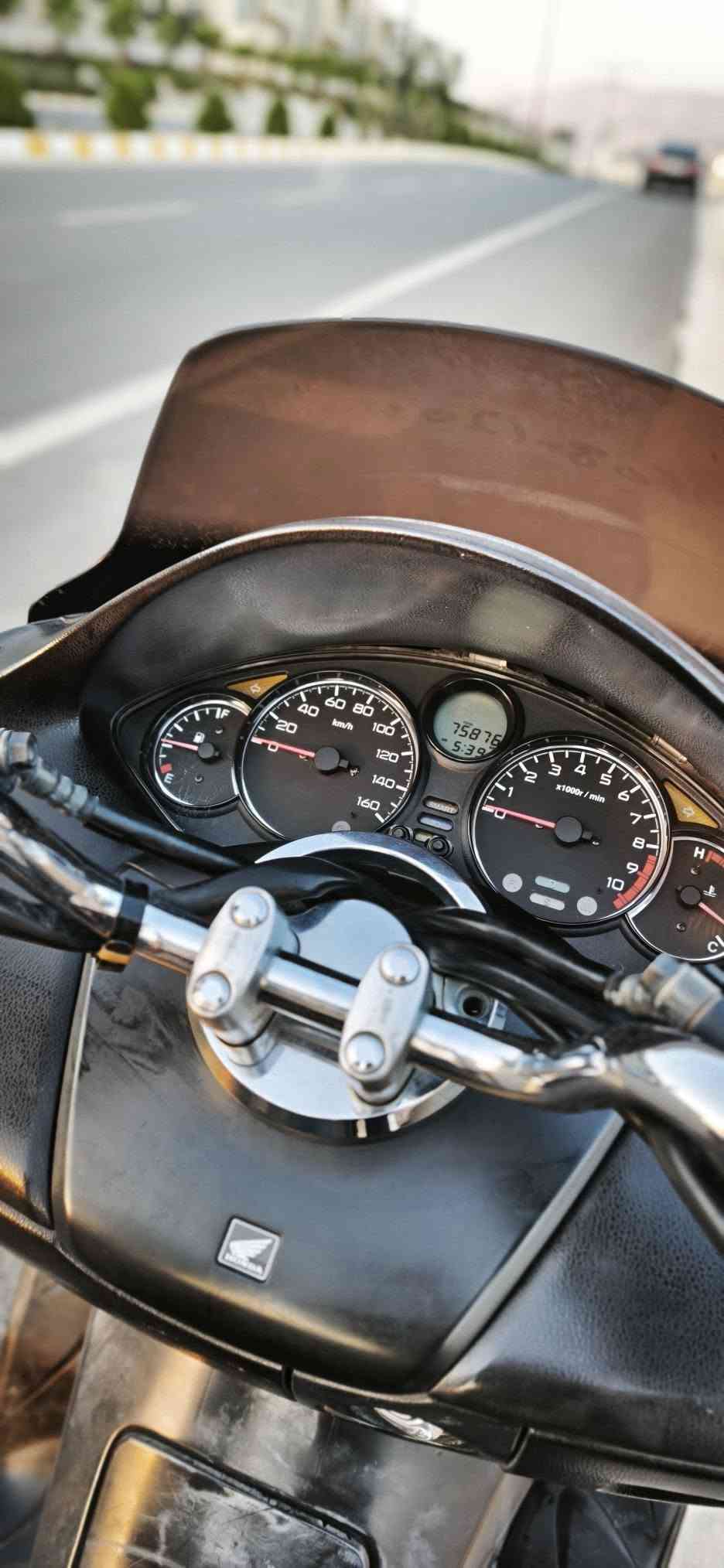 السلام علیکم،هاوڕێیان
Honda forza 08

_مەکینە 250cc
_گێڕو مەکینەو کارەبایی بەشەرت
_تایەی دواوەی تازە گۆڕاوە 
پێشەوەش تازەیە هێشتا
_ڕۆنی باشی تازە بۆگۆڕاوە، و بەنزینی باشی تێکراوە

_شوێن سلێمانی:***********
