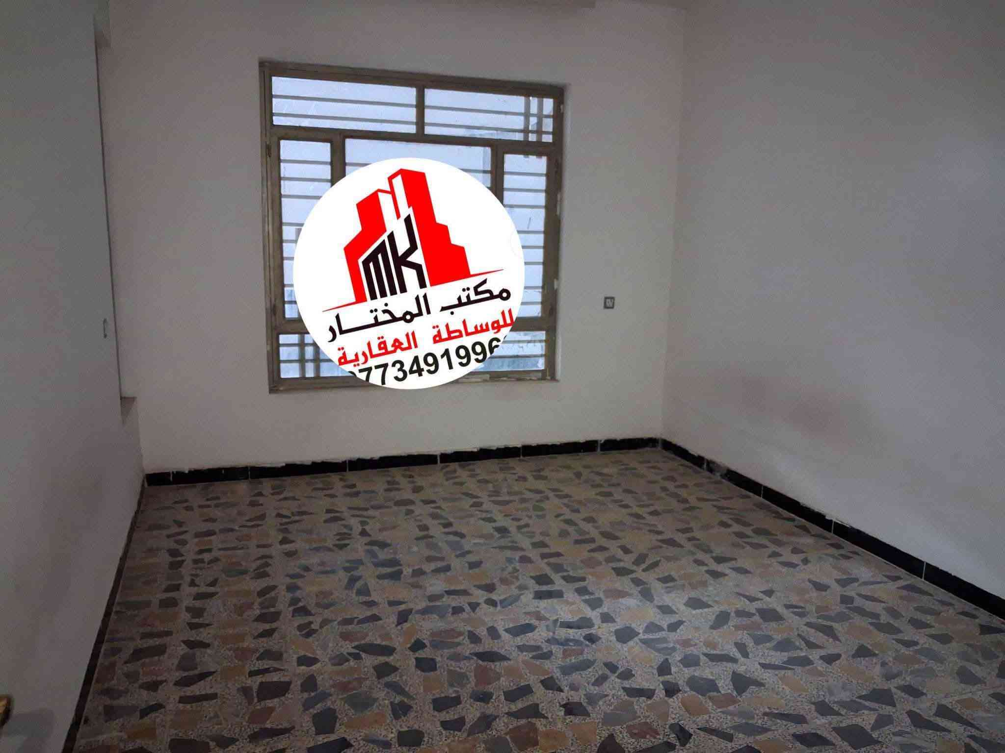 🏠 #للايـــجـٰــآر___في___السيـديـه 🏠
بيت طابق اول ٢٠٠ متر معزول عزل تام #نظيف جدا جدا 
البيت يتكون من مدخلين باب قاصه واجهة حجر 
يحتوي على صاله كبيره ومطبخ و غرفتين كبار  وهول كبير 
وصحيات عدد ٢ وبيتونه وسطح كامل
الموقع مربع الاربعميه مقابل اعداديه الصناعه 
بدل الإيجار ٨٥٠ الف 
📱______________  ☎️ 
للاستفسار #مكتب_المختار_للوساطه_العقاريه
اتصال +واتساب 📞 📱 
***********

نص مكتوب في الصور:
- مكتب المختار للوساطة العقارية 773491996
- MK مكتب المختار للوساطة العقارية 773491996