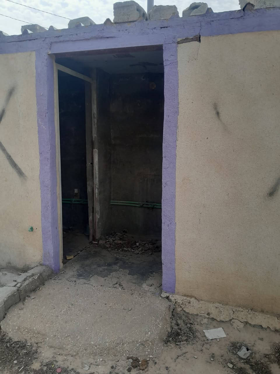 بسم الله الرحمن الرحيم بيت للبيع خلف الحسينيات يبعد عن الحسبنيات 400  متر المساحه الكليه 600 متر البيت عكاده بيه 3 غرف + صاله +ديوانيه كافت الخدمات ماء كهرباء وطني انبيريه تبعد عن البيت 20 متر ***********/ رقم العمود 675
