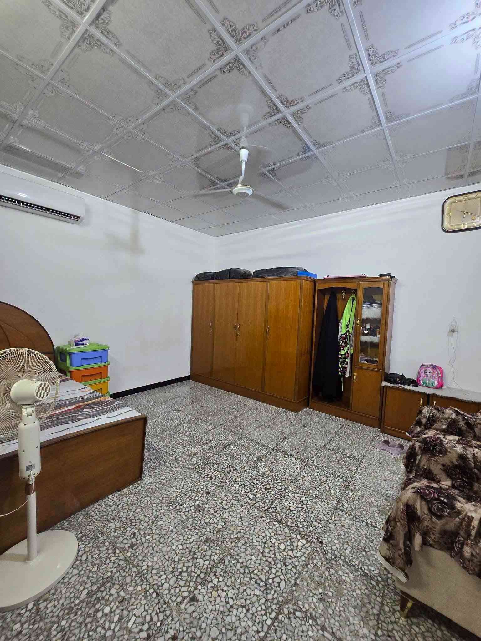 بيت لبيع بشارع المطار القديم المساحه ١٠٠متر طابقين يحتوي على غرف ٢ وصالات ٢ ومطبخ وستقبال ومكشوفه وصحيات السعر ٣٨وبي مجال للستفسار *********** مكتب بركات ام البنين قرب مثلجات سنبله

