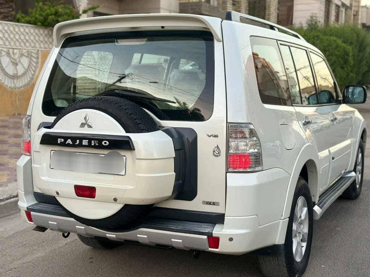 الي يريد الصدك هذا الصدك...والنضيف..
باجيرو موديل 2010..حبتور فول مواصفات...
معروفة مواصفات الحبتور أعلى فئة ...
السيارة جديدة جدآ لاصبغ ولابارد ولارصعة..ولاشخوط 
جديدة..استخدام شخصي ..كله بلادي..ماكو بنضافتها 
ماشية 100...رقم واسط الجديد بأسمي..مميز...
السعر ب150..مجال بسيط جدآ...
مكاني الديوانية...الشراي يتصل..
ب*********** واتساب...
***********
