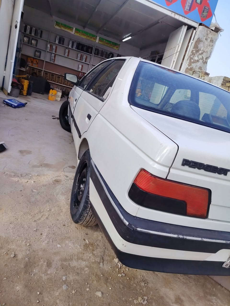 سلام عليكم بيجو 405سياره حلوه حداديه نضيفه كير نضيف مكينته بيه بخار سياره رقم نجف انكلزي بيه ضربه بل چاملغ مبدل بنيد ومحدث البچم مديل 2009 سعره 35وبيه مجال  
***********مكاني نجف كوفه
