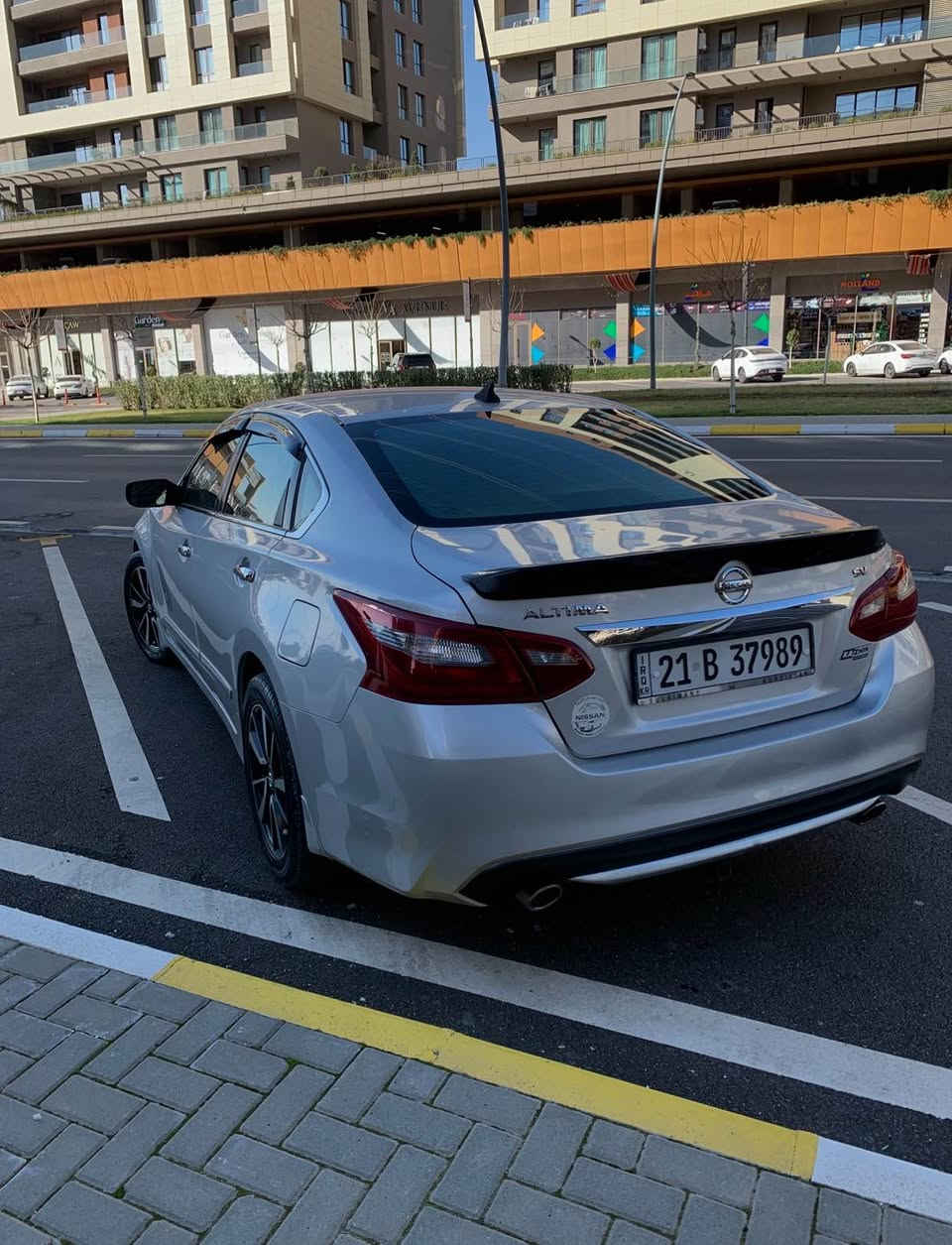 altima 2018  s special 
نیسان ئالتیمای ٢٠١٨ی مواسەفات s سپیشڵ رەنگی سلڤەر
ئەم سەیارەیە یەکێکە  ئالتیما تەیبەتەکان کە هۆگی پشتی هەیە شەریکەیە 💯
لە هیچی کەم نیە کامل گاعی و بەرگی سوکان سەر داژبوول و بەرگی کوشن مەزبووتە
بە نسبەت بۆیاخ تەنها یەک پارچە بۆیاخی هەیە بۆنیتەکەی بە بێ ناو و تەنانەت ئێرباگیشی نەتەقیەوە 💯
تەنها ١٠٢.٠٠٠ هەزار کم رۆشتووە 💯
هەر کە کریومە بەرادی خاریجیم بۆ دانەوە کە گێری گەرمی نەبینیوە 💯 
گێر و مەکینە بەشەرت نەکراوەتەوە 💯
مواسەفات :
شەغال
شاشە گەورە
کامل تەحەکوماتی سەر سوکان
ویلی کەپە زۆر نابێ بۆی بەسراوە
کوشن کارەبایە
 مۆدی لێخورین ( normal w sport )
بەسمەیە و دوودەرگا بەسمەیە
سنوق کۆنترۆلە
کامل لید و بلاجیکتۆری سپی لەسەرە 
رادارە بەس ئیش ناکا 
چوار جام کارەبایە 
زۆر مواسەفاتی کە ...
سەنەوی و هەموو شتێکی تازەیە تا ٢٠٣١ 💯
تەحویل و غەرامە بەشرت 💯
نرخ : 122🔒  
رەقەم شانسی : 1N4AL3AP6JC289450
*********** السليمانية, العراق

