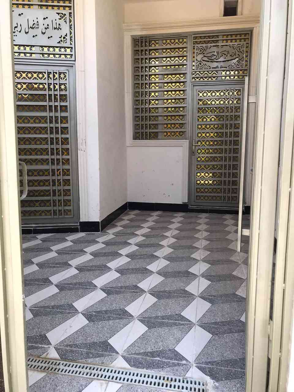 للبيع بيتين صفه مساحة كل واحد 125 الوجة 7ونص النزال20 طابو  25 ملك صرف متكونات من ستقبال وصاله وغرفه نوم مطبخ وحمام داخلي وحمام خارجي غير مسكونات من قبل بناء حديث جاهزات شغل تسكام بس جيب غراظك والعائله الكريمه وسكن ينباعن ثنينهن او واحد خدمات تبليط ماء كهرباء صرف صحي انبيريه قريبه عليهم مدارس  العنوان الماجديه بساتين سيد جميل طريق على السده مال دكتوره تهاني وطرق من جهة سيد جميل موقع كلش حلو منطقه جديده اسعار مناسبه$$$  الستفسار اتصل ***********
