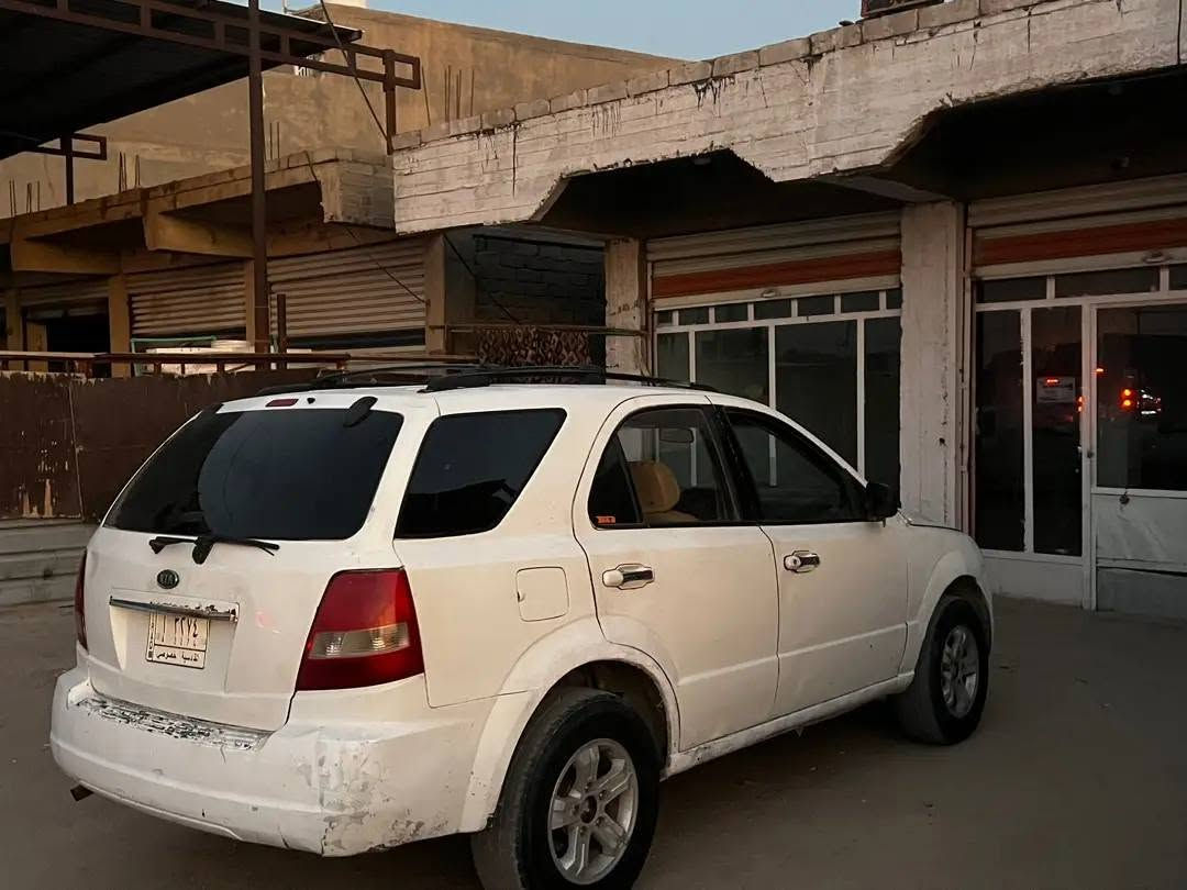 السلام عليكم سيارة سورنتو2005للبيع السيارة كير ومحرك وعقل وضفيرةVVTi قبل اسبوع شادهن وحدادة جديدة اول امس بدلتهة كلهة امامي وخلفي والغرفة هم جديدة وراعيهة صديقي بأي وقت يعجبك يحول العنوان البصرة قضاءالمدينة السهر 55  للاستفسار ***********متوفر واتساب

