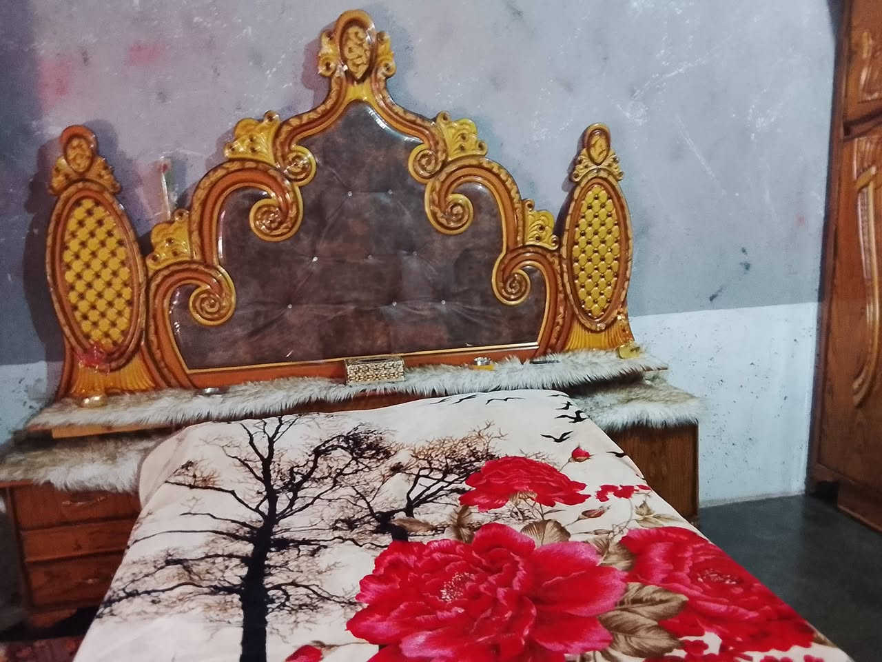 متاح غرفه مال اخشاب نظافه خير من الله مكاني كرابله مركز الشرطه اللي على شارع البر*********** اللي حاب يتواصل ويانا يدخل واتساب
