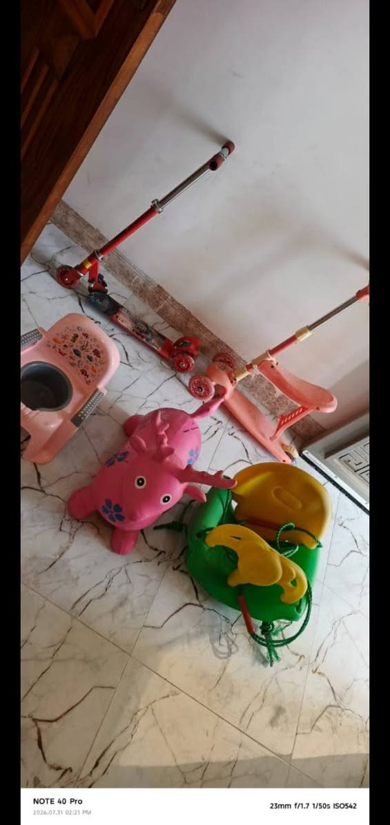 السلام عليكم .تخت اطفال هزاز للبيع حيل نظيف ومها هديه طخم كامل والدوشك 
وعربانه دفع 
والعاب مشكل مكاني موصل السعر خاص او الاتصال بلرقم ***********/***********

