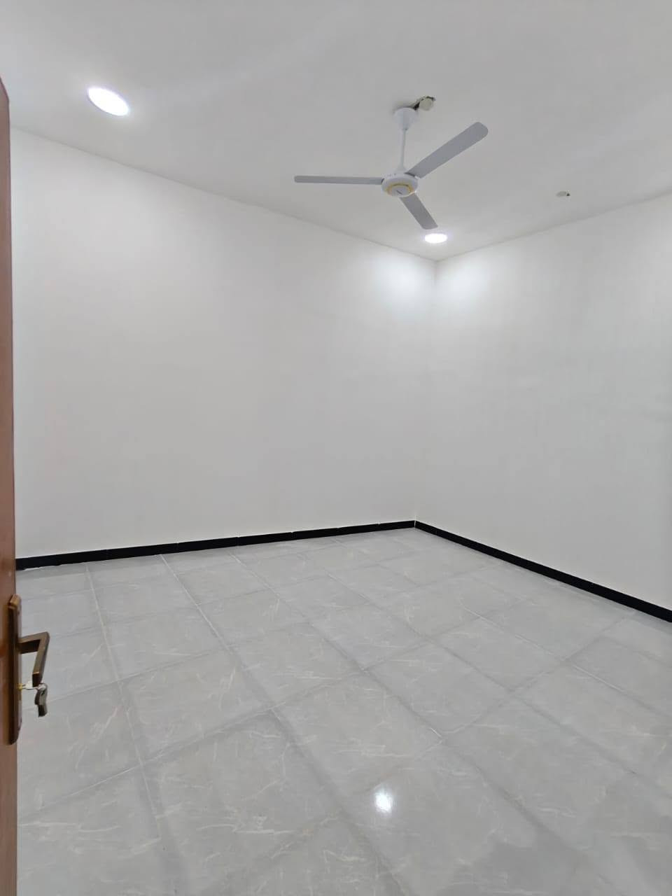 يتوفر الدينا بيت للبيع في ابي الخصيب حمدان قريب من *********** ثاني بيت عن تبليط شارع مركز حمدان طابو زراعي عراقي سند 25وكله ونسخه من طابو مباشر تكاتب معا ابو طابو عراقي موجود مساحة البيت 100 م مربع 10في10 يحتوي على 2غرف منام وصاله اوديوان أو مطبخ وكراج وحديقه بيت بناء جديد شغل دراجة أولى جميع الخدمات منطقة متكاملة السعر البيت 60 مليون وقابل اللتفاوض إلا ستفسار رقم الهاتف *********** على شارع الرئيسي 9متر بيت جاهز للسكن

