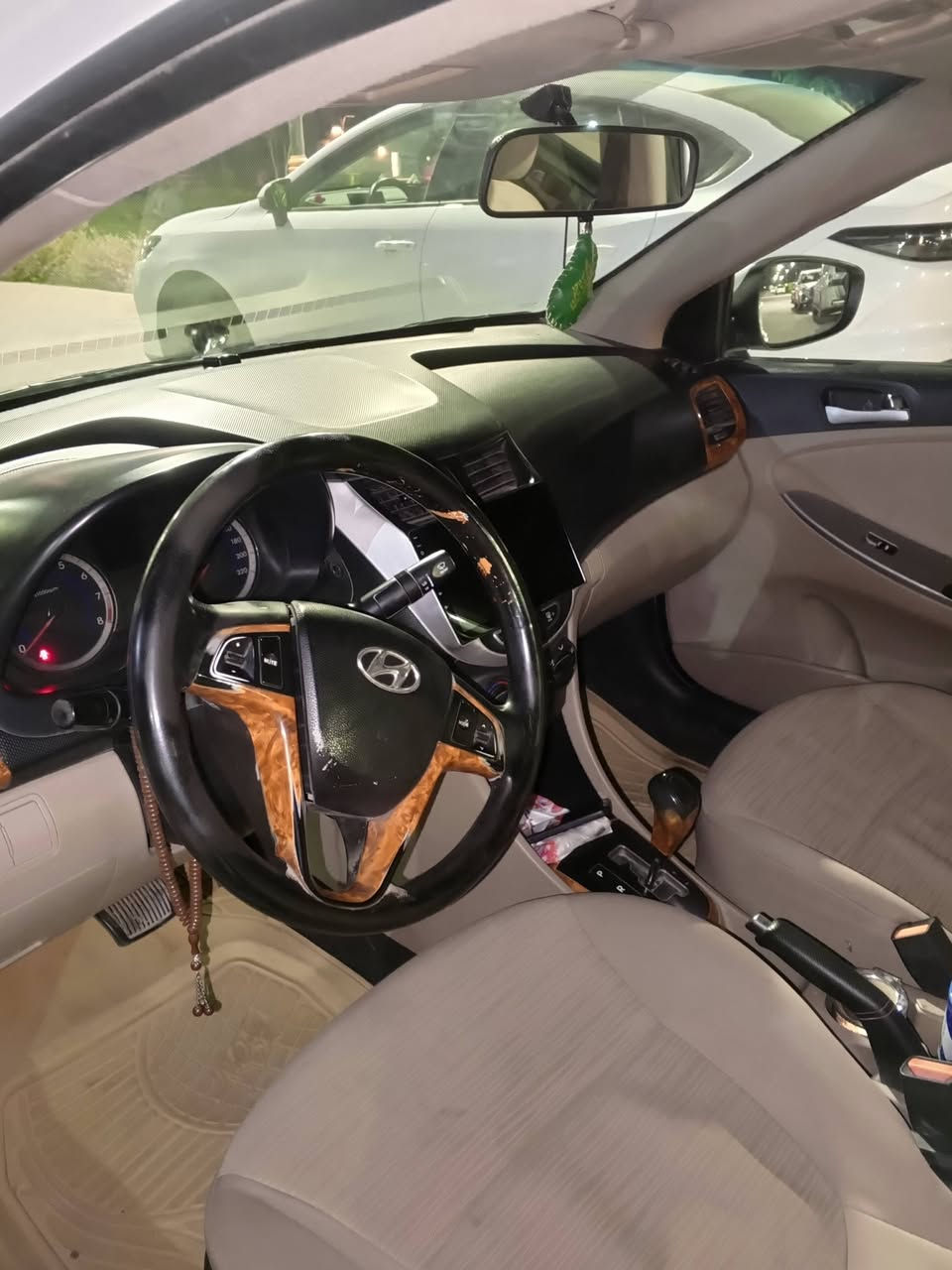 السلام عليكم اكسنت 2015 خليجي فول مواصفات محرك 1600دوش دبل قطره بيها جاملغ وبنيد صدر جديد باتري جديد تبريد منضومه كامله جديده منضومة مي جديده السعر 90 رقم الهاتف ***********
