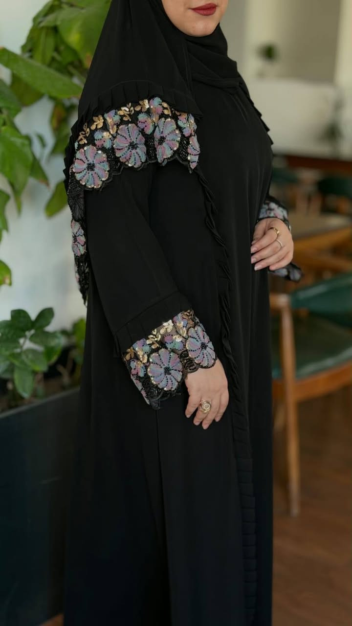 فخامة الأناقة والتميّز وصلتكم مجدداً! ✨🖤
​أطلقي عنان أناقتك مع هذا الموديل الملكي المميز بتطريز الورد البارز والتفاصيل الراقية على الأكتاف والأكمام، المصمم ليعطيكِ إطلالة ساحرة ومختلفة في كل مناسبة.

​ عباءة سوداء فاخرة مع شال..  كشكشة أنيقة وتطريز ورود ملونة بتقنية ثلاثية الأبعاد على الكتف والأكمام.
​ تشكيلة متنوعة من ألوان التطريز (الذهبي، الوردي، البنفسجي، والأزرق) لتناسب جميع الأذواق.
​القماش: خامة الملكي الفاخرة، ناعمة ومريحة ومناسبة للاستخدام اليومي والمناسبات.
​🔥 متوفرة الان في مجمع السلامي 🔥
​📞 للطلب والاستفسار: تواصلوا معنا عبر الرسائل أو زورو فرعنا الكائن في كربلاء قضاء الجدول الغربي الشارع العام أو الأتصال بالارقام التاليه 
***********
***********. واتساب + أتصال
