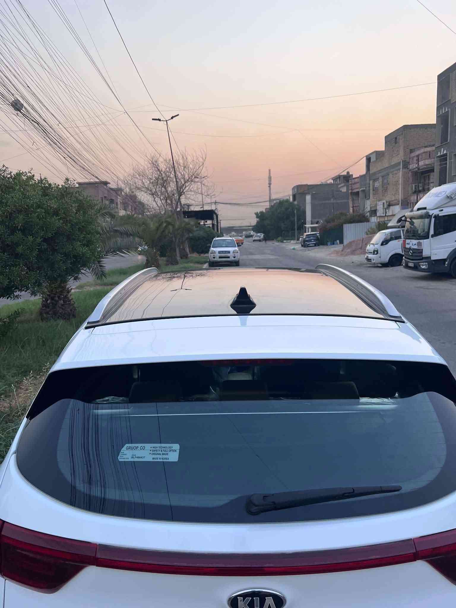 السلام عليكم سبورتج 2020 جي تي لاين فول 1/1 اعلى فئة بلسبورتج رقم بغداد بسمي السياره مكفوله كفاله عامه السياره على وضع الشركه نضيفه بمعنى الكلمه ماشيه ٦٧ كير مكينه تبريد كفاله السياره بدون ضربه بدون صبغ بدون تبديل بدون بارد عدى شخط خفيف بلباب فقط السعر 193العنوان التجار الشعب للتواصل *********** 
السياره بصمه بنوراما كشنات جلد جنطه كهراباء كراسي كهرباء تدفئه تبريد كشنات تحكمات حساسات امامي خلفي هند بريك بصمه ووووهواي بعد بيها مواصفات والمواصفات جي تي لاين معروفه
